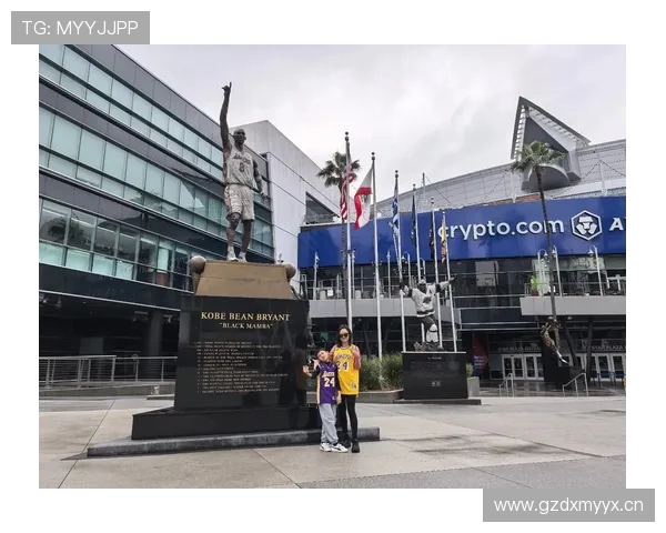 凌晨四点的洛杉矶见过他，但没见过他刷信用卡的样子