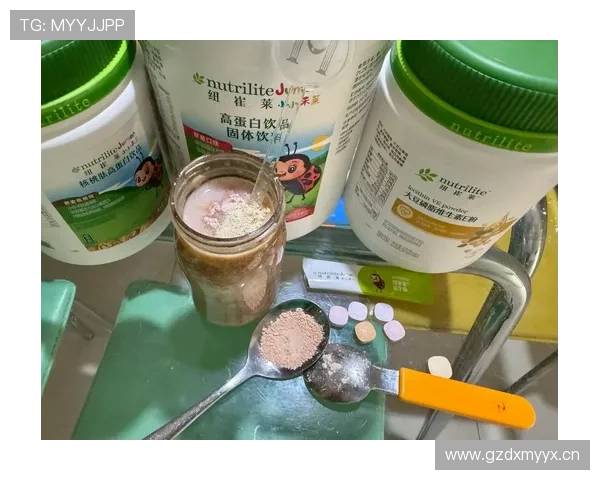 扎克拉文家的冰箱里塞满了蛋白粉，连瓶冰可乐都找不到