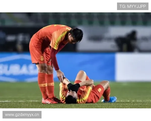 未报名球员擅自入场，裁判该如何判罚？